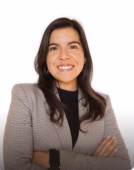 Retrato cercano de Andrea Rivera, psicóloga, transmitiendo cercanía y confianza terapéutica